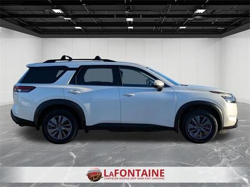 2022 Nissan Pathfinder SV