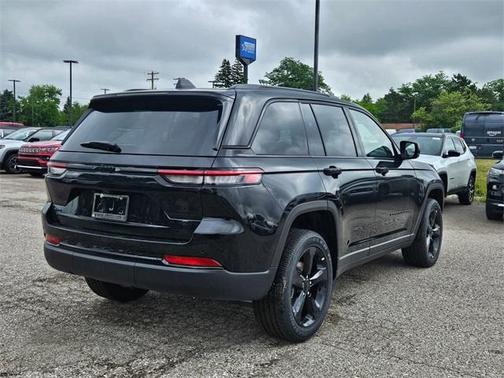 2025 Jeep Grand Cherokee Laredo