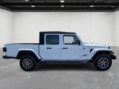 Bright White Clearcoat 2024 Jeep Gladiator Sport