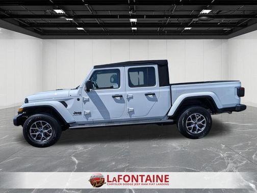 Bright White Clearcoat 2024 Jeep Gladiator Sport
