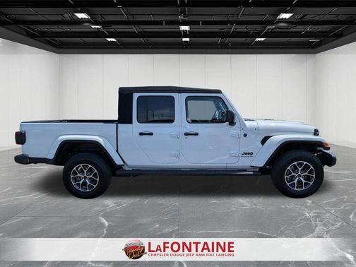 Bright White Clearcoat 2024 Jeep Gladiator Sport