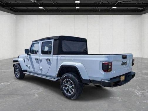 Bright White Clearcoat 2024 Jeep Gladiator Sport