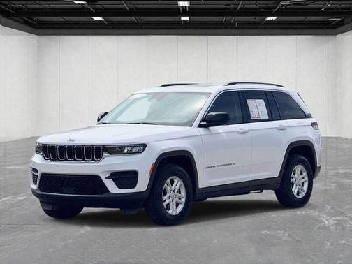 Bright White Clearcoat 2023 Jeep Grand Cherokee Laredo