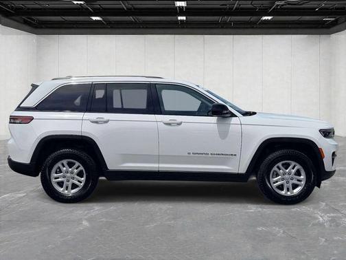 Bright White Clearcoat 2023 Jeep Grand Cherokee Laredo