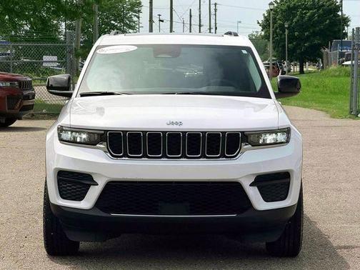 Bright White Clearcoat 2023 Jeep Grand Cherokee Laredo