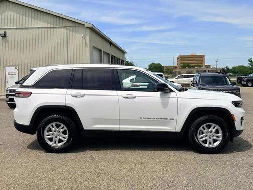 Bright White Clearcoat 2023 Jeep Grand Cherokee Laredo