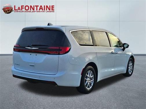 2025 Chrysler Pacifica Select
