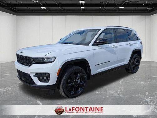 Bright White Clearcoat 2024 Jeep Grand Cherokee Laredo