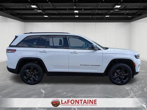 Bright White Clearcoat 2024 Jeep Grand Cherokee Laredo