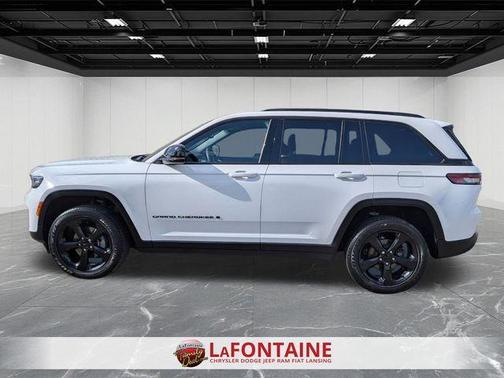 Bright White Clearcoat 2024 Jeep Grand Cherokee Laredo
