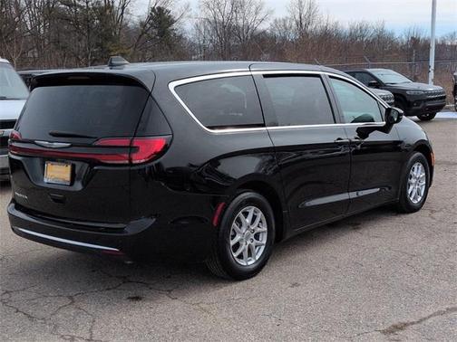 2025 Chrysler Pacifica Select