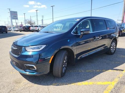 2022 Chrysler Pacifica Hybrid Touring L