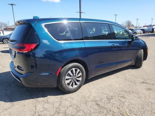2022 Chrysler Pacifica Hybrid Touring L