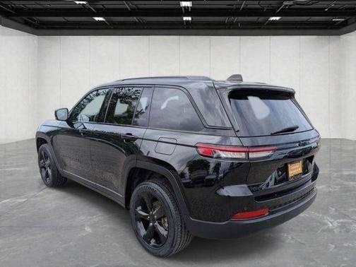 Diamond Black 2023 Jeep Grand Cherokee Altitude