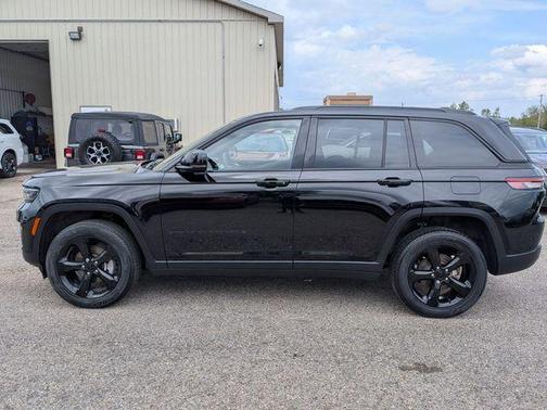 Diamond Black 2023 Jeep Grand Cherokee Altitude