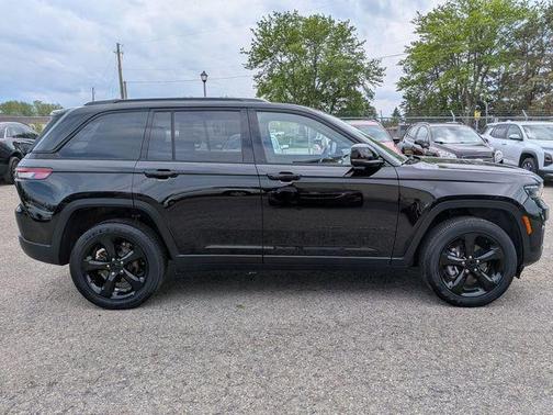 Diamond Black 2023 Jeep Grand Cherokee Altitude