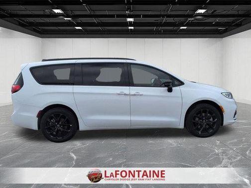 Bright White Clearcoat 2026 Chrysler Pacifica Limited