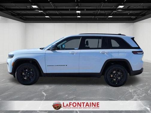 Bright White Clearcoat 2026 Jeep Grand Cherokee Laredo