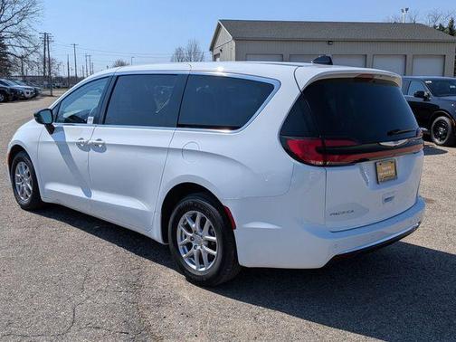 2024 Chrysler Pacifica Touring-L