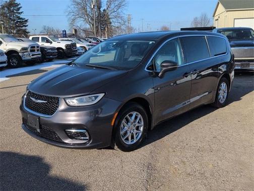 2023 Chrysler Pacifica Touring-L