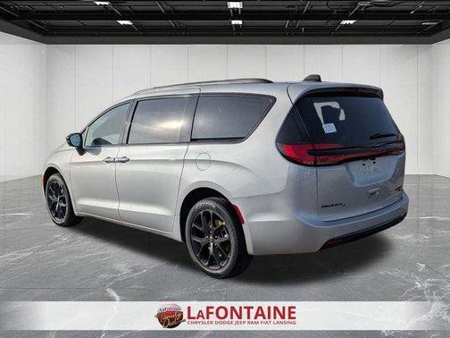 Silver Mist Clearcoat 2026 Chrysler Pacifica Select
