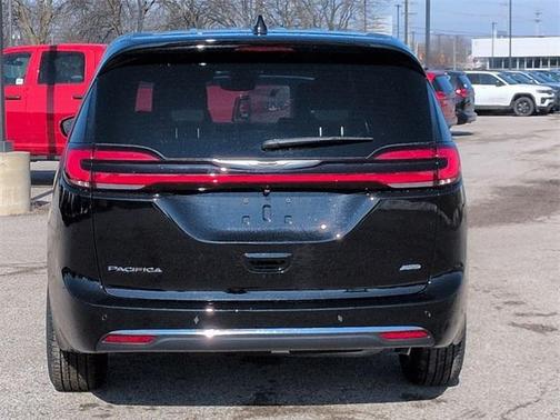 2026 Chrysler Pacifica Select