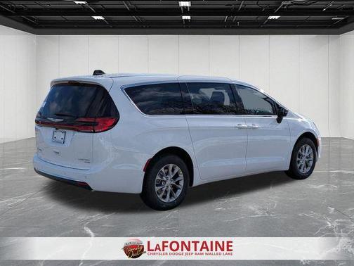 Bright White Clearcoat 2026 Chrysler Pacifica Limited