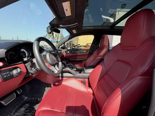 Champagne 2023 Porsche Cayenne GTS