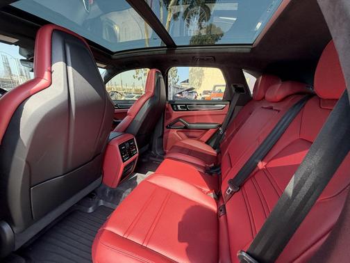 Champagne 2023 Porsche Cayenne GTS
