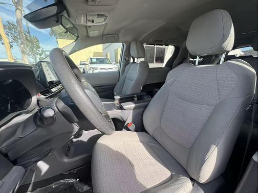2023 Toyota Sienna LE