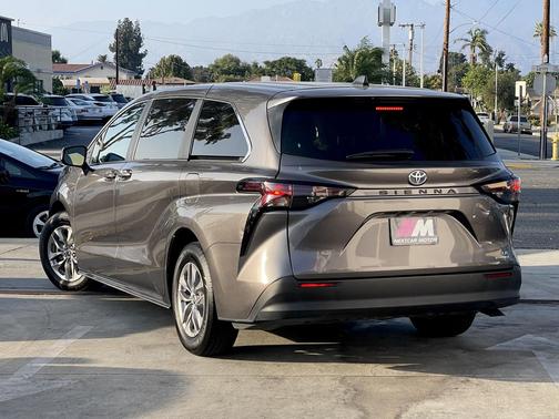 2023 Toyota Sienna LE