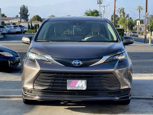 2023 Toyota Sienna LE