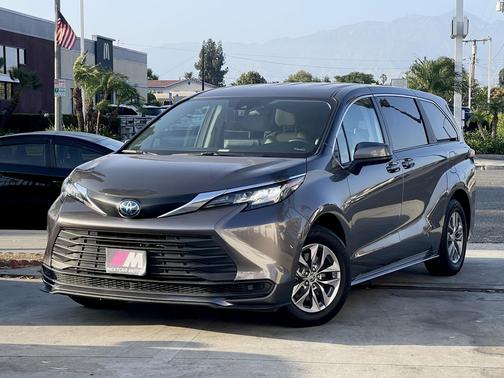 2023 Toyota Sienna LE