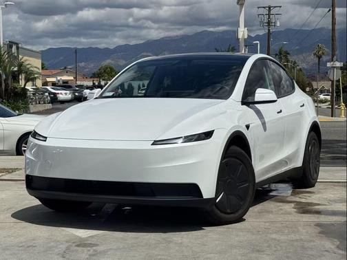 Pearl White Multi-Coat 2026 Tesla Model Y Premium Rear-Wheel Drive