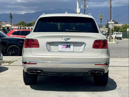 White 2019 Bentley Bentayga V8