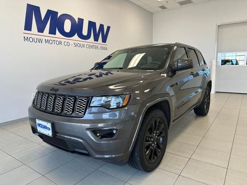 Granite Crystal Metallic Clearcoat 2018 Jeep Grand Cherokee Altitude