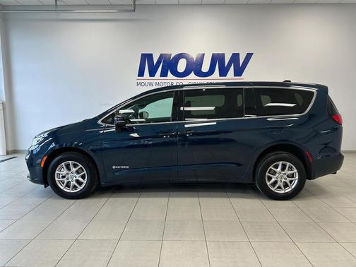 2024 Chrysler Pacifica Touring
