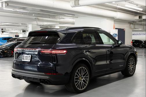 Moonlight Blue Metallic 2023 Porsche Cayenne Platinum Edition