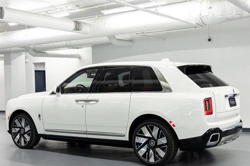 ENGLISH_WHITE 2026 Rolls-Royce Cullinan BLKBDGE