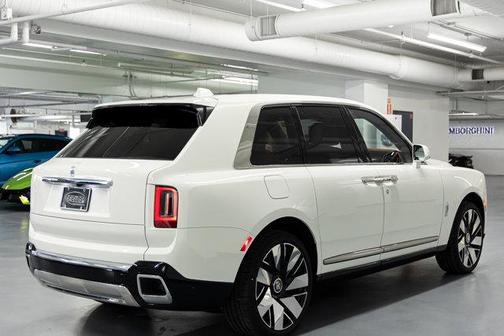 ENGLISH_WHITE 2026 Rolls-Royce Cullinan BLKBDGE