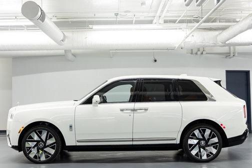 ENGLISH_WHITE 2026 Rolls-Royce Cullinan BLKBDGE