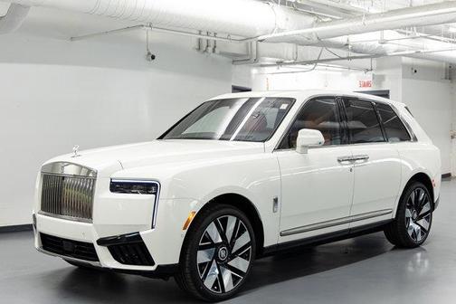ENGLISH_WHITE 2026 Rolls-Royce Cullinan BLKBDGE