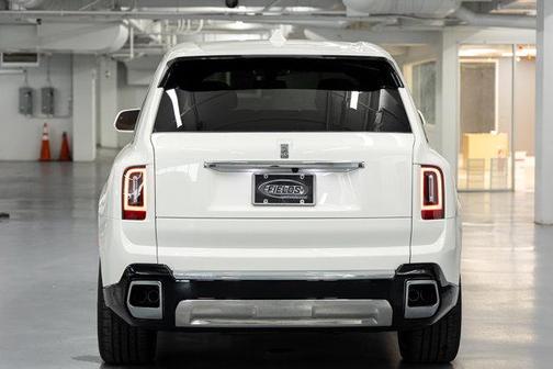 ENGLISH_WHITE 2026 Rolls-Royce Cullinan BLKBDGE
