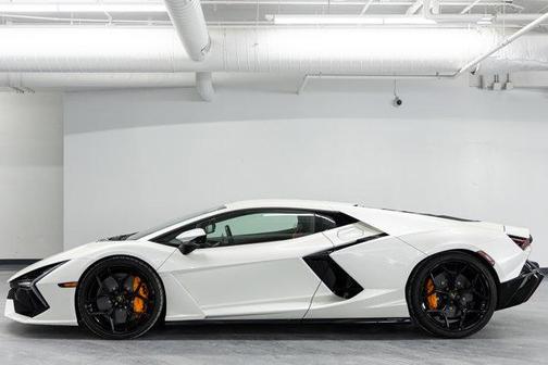 2026 Lamborghini Revuelto 