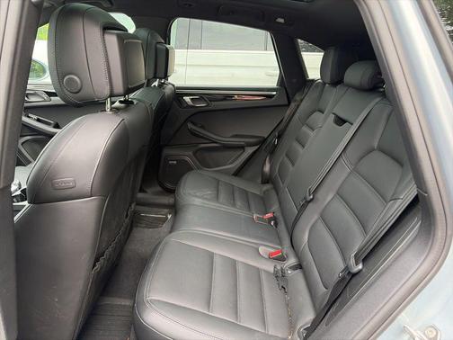 Dolomite Silver Metallic 2019 Porsche Macan Macan