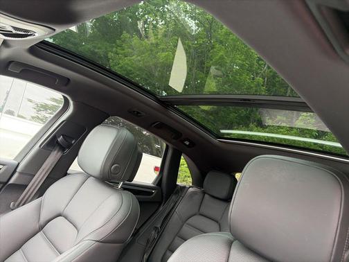 Dolomite Silver Metallic 2019 Porsche Macan Macan