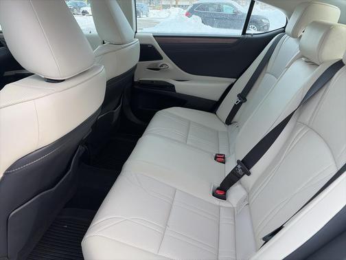 2024 Lexus ES 300h Luxury