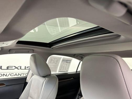 Eminent White Pearl 2017 Lexus ES 350 Base