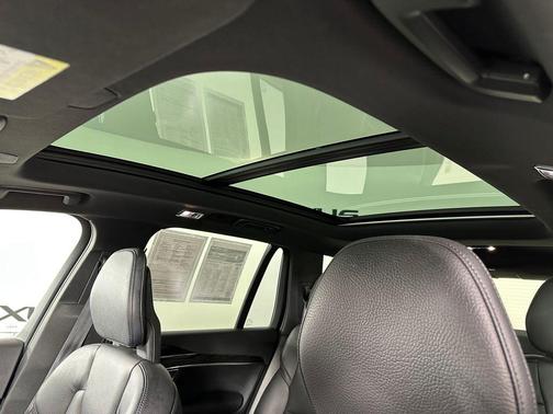 Crystal White Metallic 2018 Volvo XC90 T6 Momentum