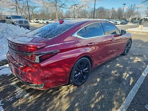 2025 Lexus ES 300h F SPORT Design